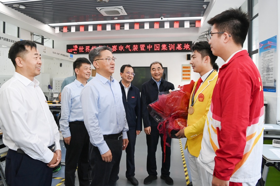 市委書(shū)記周斌慰問(wèn)鹽城技師學(xué)院世賽金牌選手